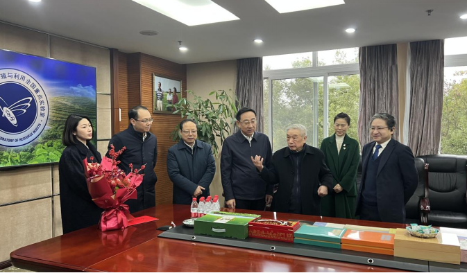 重庆市张安疆副市长慰问向仲怀院士并关心欧美av
发展